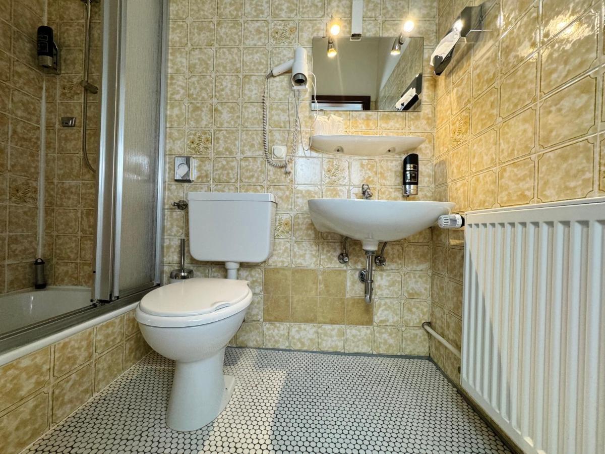 נורטהיים Hotel Zum Ruecking מראה חיצוני תמונה