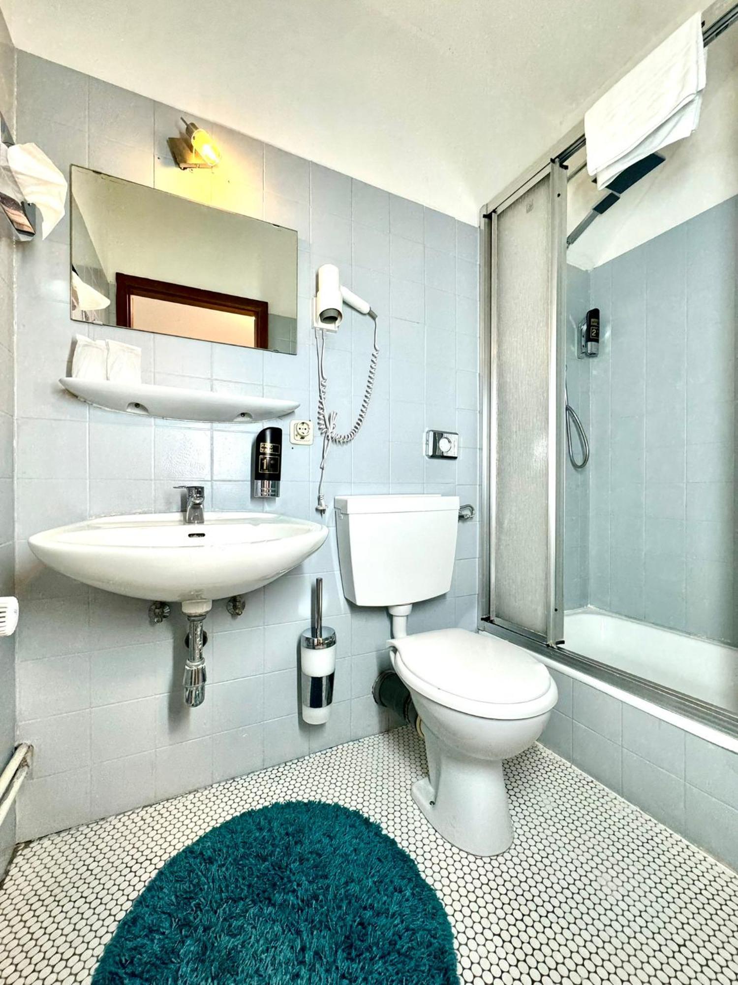 נורטהיים Hotel Zum Ruecking מראה חיצוני תמונה