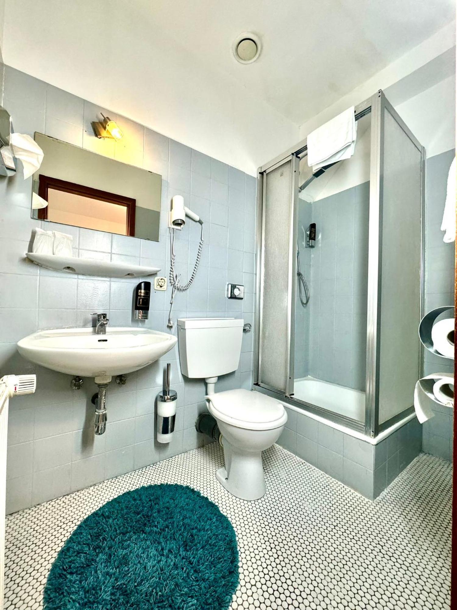 נורטהיים Hotel Zum Ruecking מראה חיצוני תמונה